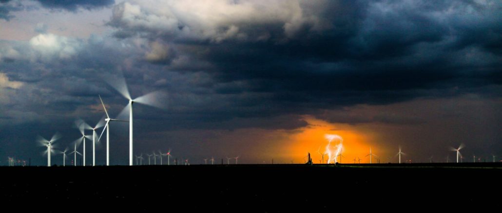 Windpark im Gewitter, Foto von Cassie Boca auf Unsplash