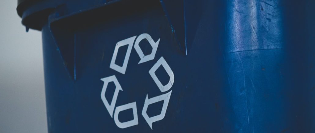 Mülltonne mit Recycling-Logo