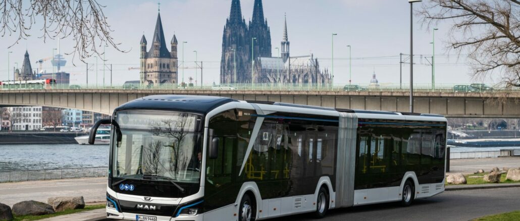 https://press.mantruckandbus.com/corporate/de/premiere-erster-vollelektrischer-gelenkbus-von-man-geht-in-koeln-auf-linie/