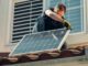 Mann installiert Solarmodul