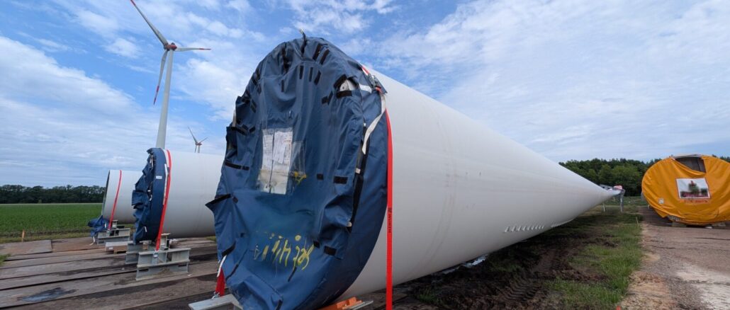 Windradflügel auf Baustelle